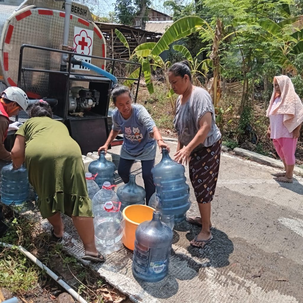 Warga terdampak kekeringan antri ambil air dari armada milik Pemkot Semarang. Foto: Istimewa