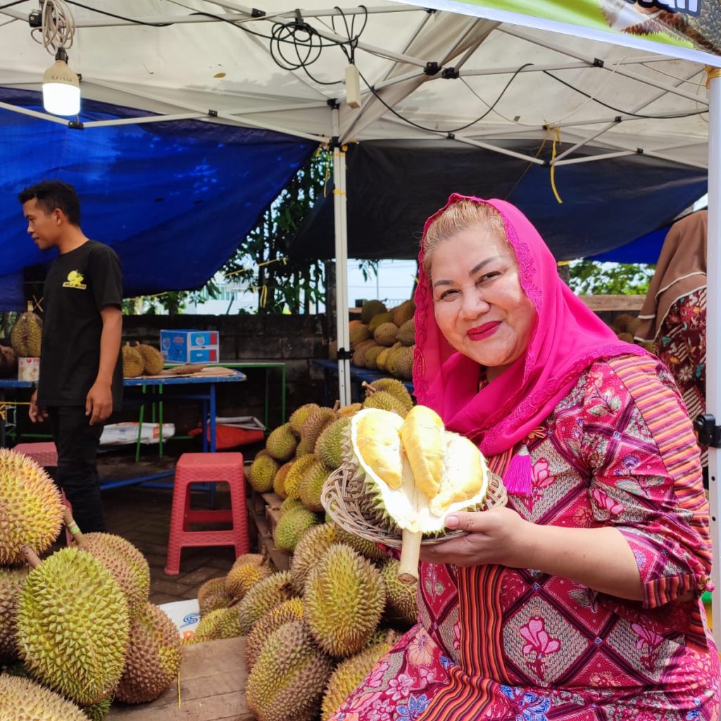 Wali Kota Semarang, Hevearita Gunaryanti Rahayu saat mencoba durian khas Kota Semarang. Foto: Istimewa