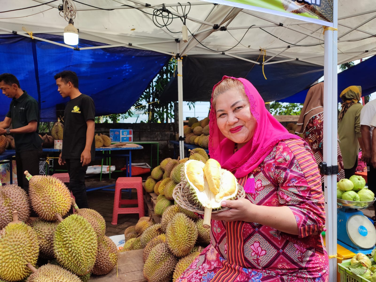 Wali Kota Semarang, Hevearita Gunaryanti Rahayu saat mencoba durian khas Kota Semarang. Foto: Istimewa