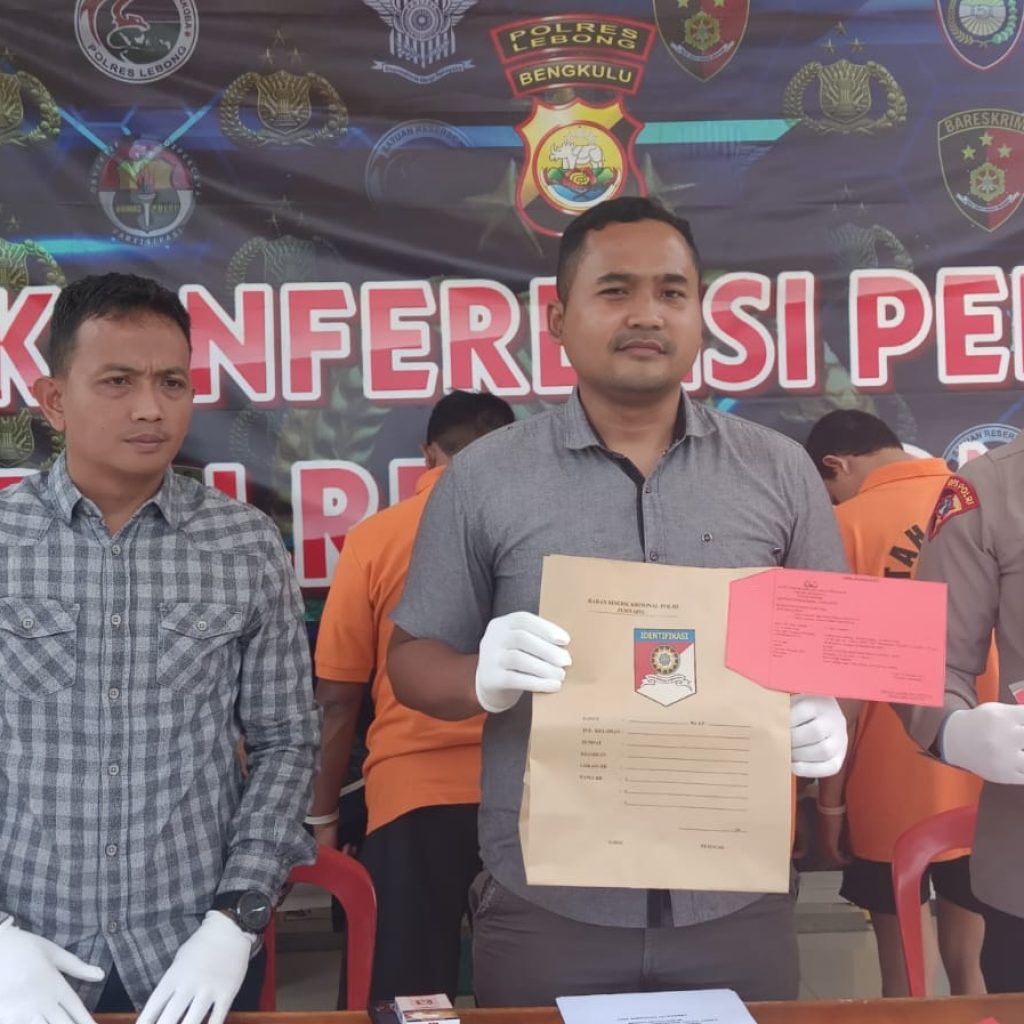 Kedua tersangka predator anak ditampilkan dalam jumpa pers di Mapolres Lebong, Foto: Istimewa.