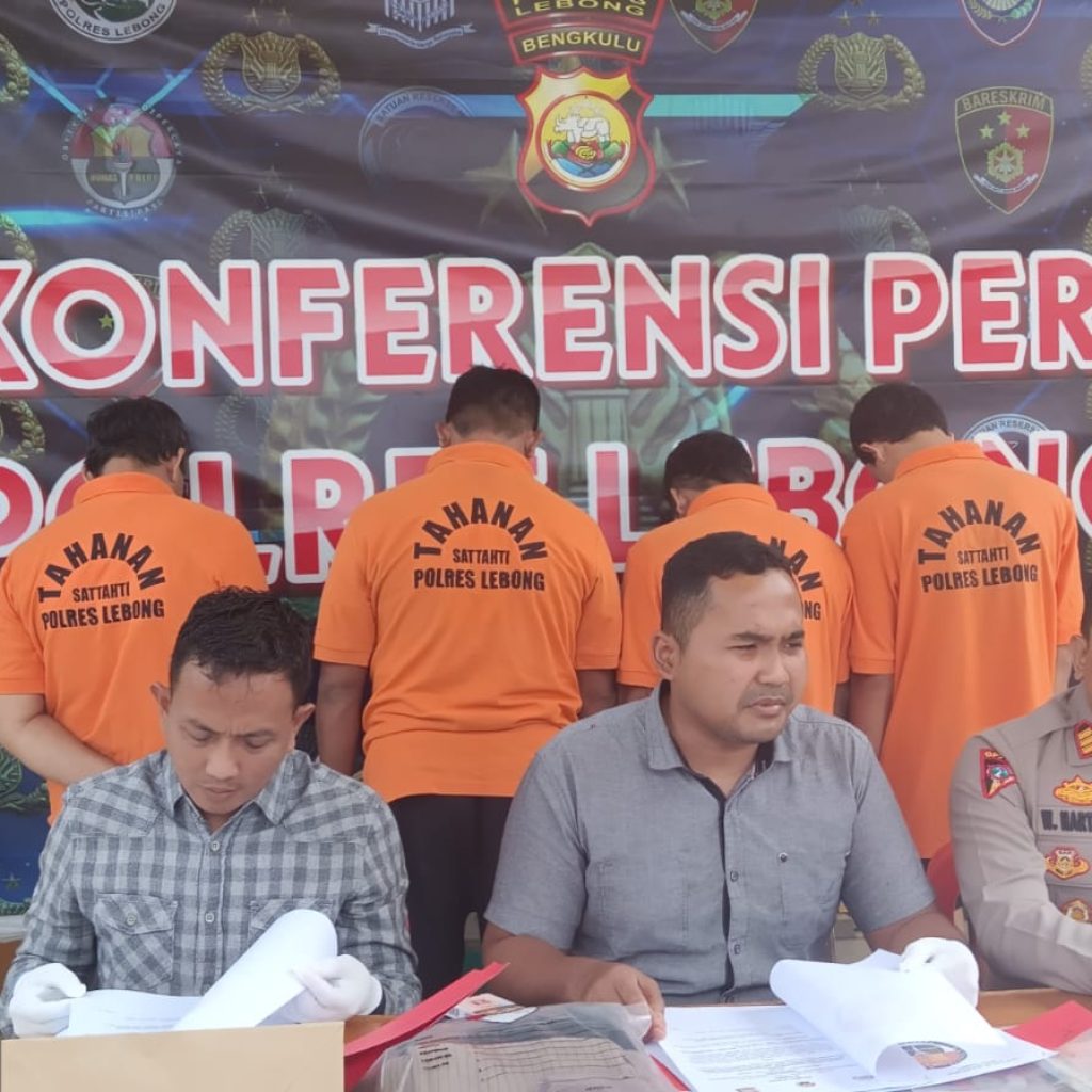 Kedua tersangka pencabulan ditampilkan dalam press release di Mapolres Lebong. Foto: Istimewa.