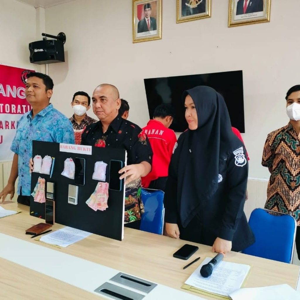 Bandar narkotika dan kedua rekannya, serta barang bukti saat ditampilkan dalam jumpa pers. Foto: Istimewa.