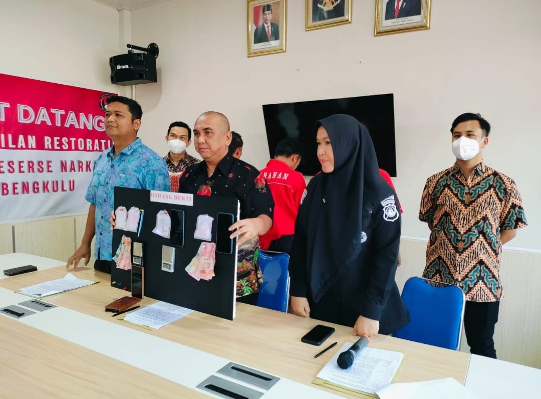 Bandar narkotika dan kedua rekannya, serta barang bukti saat ditampilkan dalam jumpa pers. Foto: Istimewa.