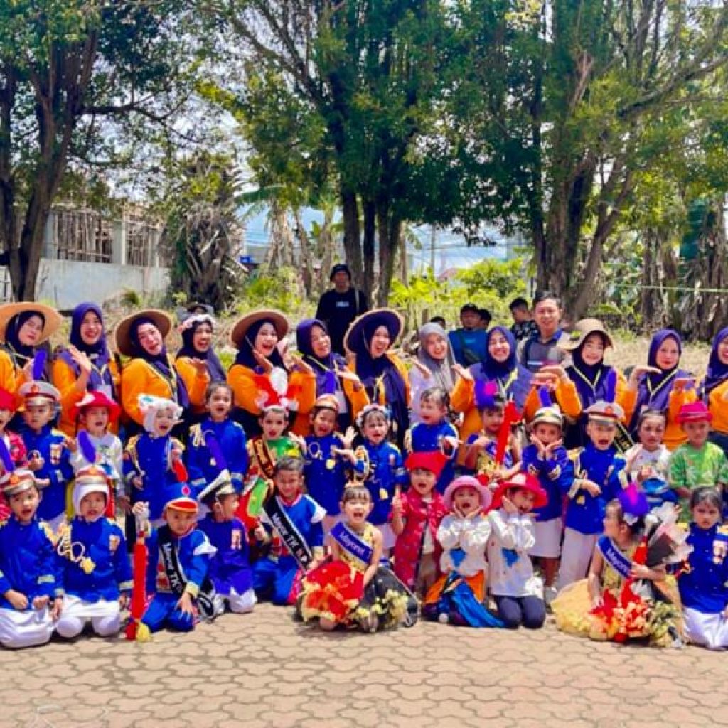 Foto bersama peserta drumband TK Negeri Pembina Lais, Kabupaten Bengkulu Utara, usai tampil di dalam kejuaraan drumband tingkat Provinsi Bengkulu. Foto: Dok. Riki Santoso.