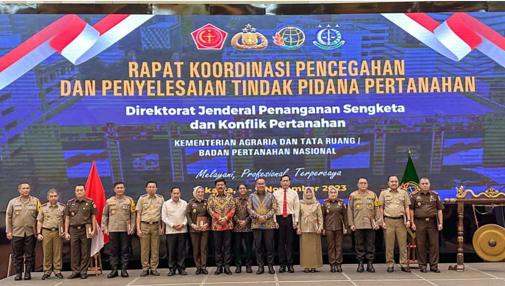 Kejati Bengkulu Rina Virawati, SH, MH saat menerima reward Pin Emas dari Kementrian ATR/BPN. Rabu (8/11/2023). Foto: Istimewa.