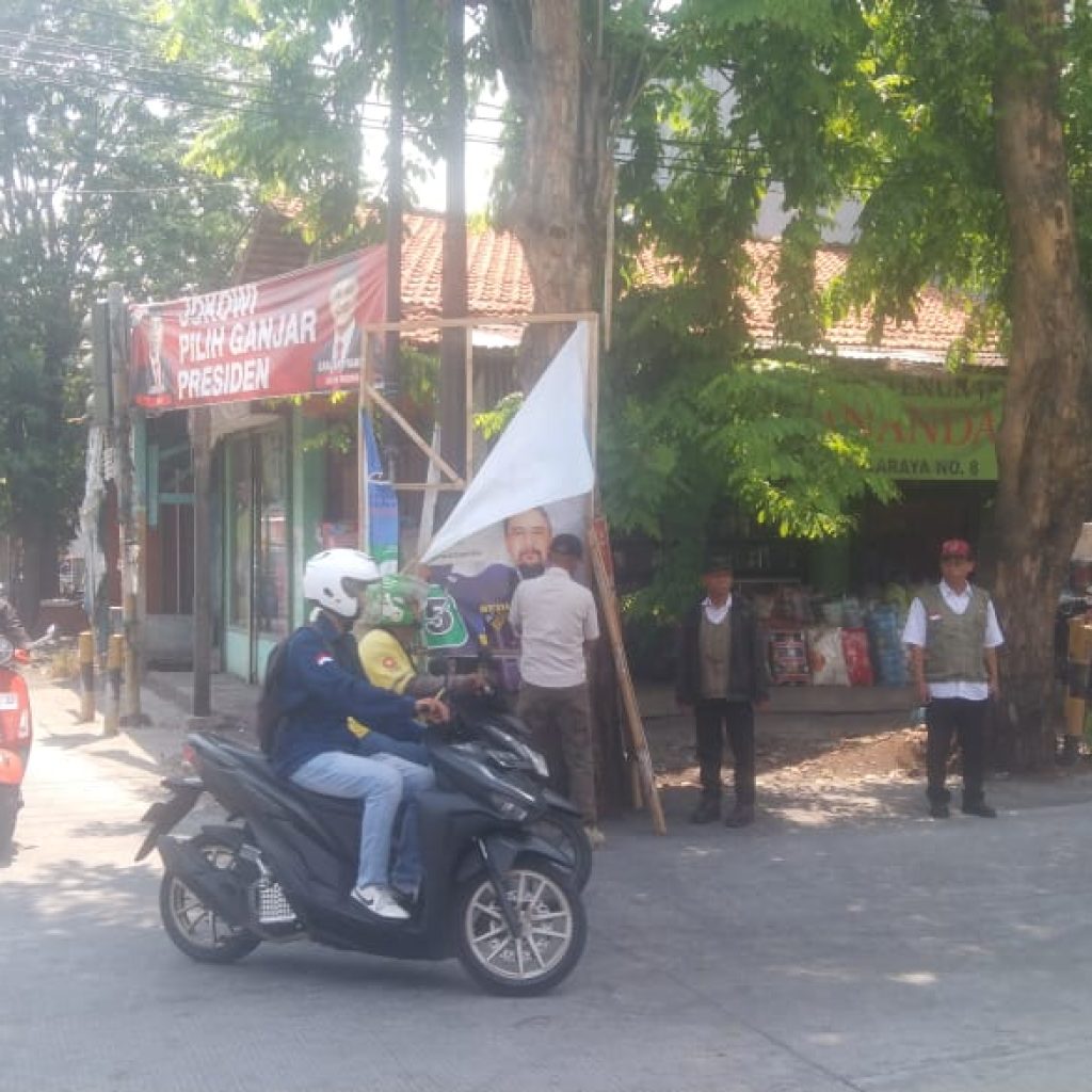 Satpol PP Semarang didampingi Bawaslu menertibkan 60 APK politik. Foto: Istimewa