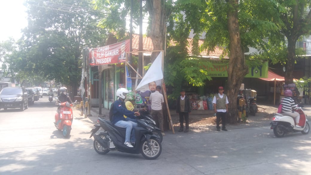 Satpol PP Semarang didampingi Bawaslu menertibkan 60 APK politik. Foto: Istimewa