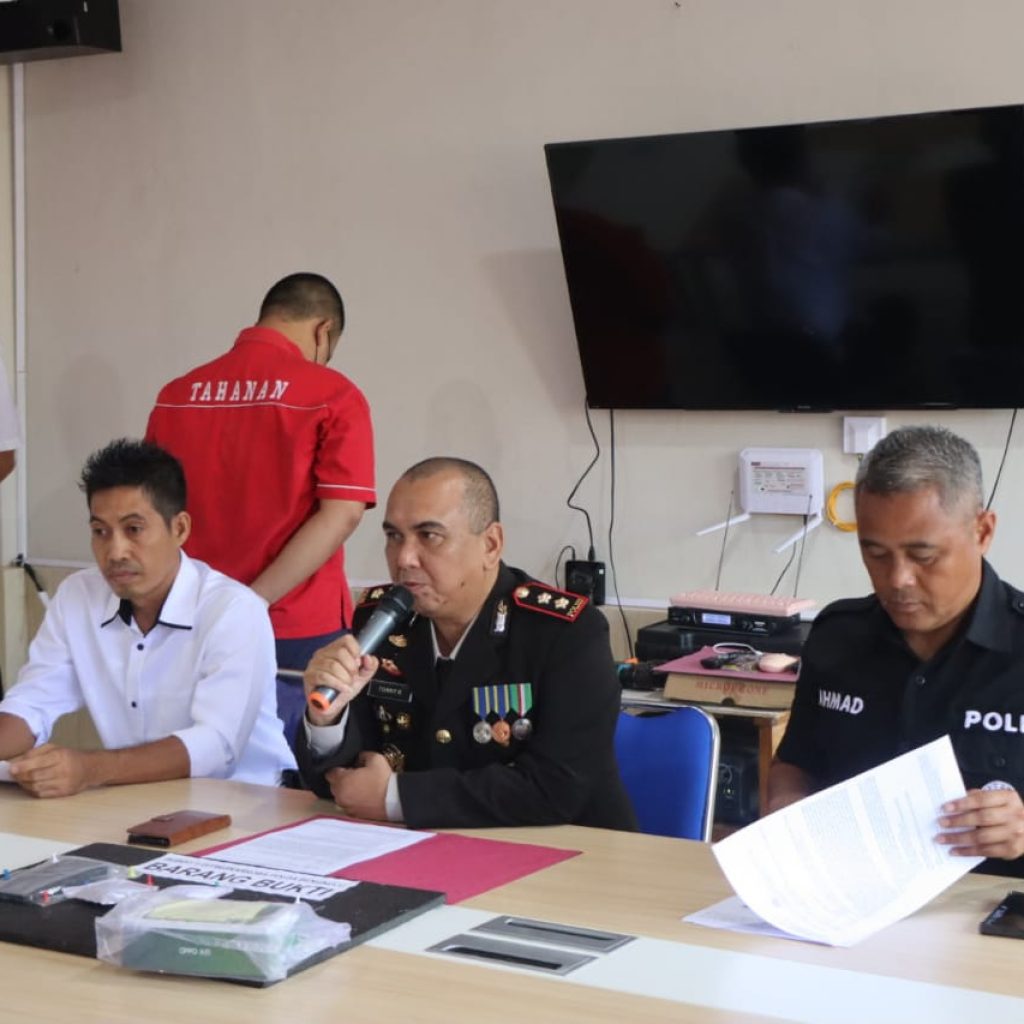 Wadir Resnarkoba Polda Bengkulu, AKBP Tonny Kurniawan, SIK saat menampilkan pelaku dan barang bukti dalam jumpa pers, Jum'at (10/11/2023). Foto: Istimewa.