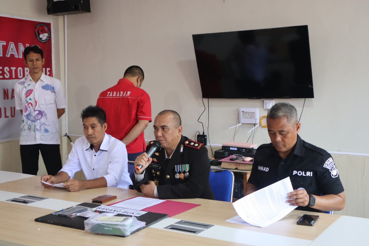 Wadir Resnarkoba Polda Bengkulu, AKBP Tonny Kurniawan, SIK saat menampilkan pelaku dan barang bukti dalam jumpa pers, Jum'at (10/11/2023). Foto: Istimewa.