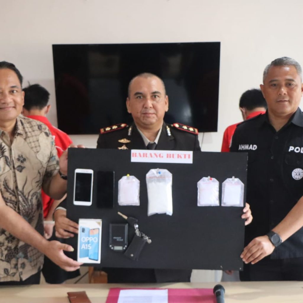 Tiga tersangka pengedar sabu lintas provinsi dan barang bukti ditampilkan dalam jumpa pers, Jum'at (10/11/2023). Foto: Istimewa.