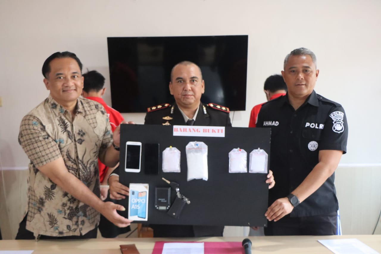 Tiga tersangka pengedar sabu lintas provinsi dan barang bukti ditampilkan dalam jumpa pers, Jum'at (10/11/2023). Foto: Istimewa.