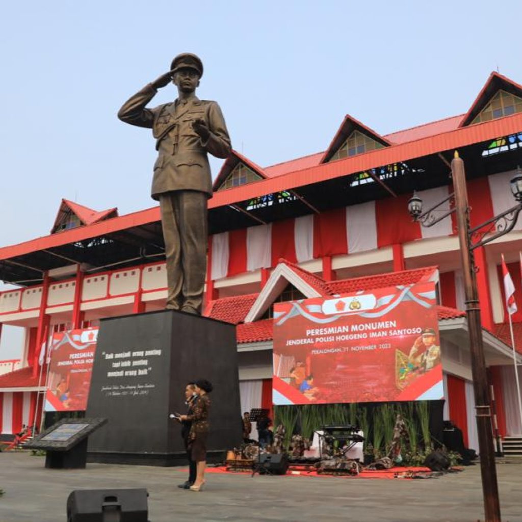 Pj Gubernur Jateng Resmikan Monumen Jenderal Hoegeng: Beliau Adalah Teladan