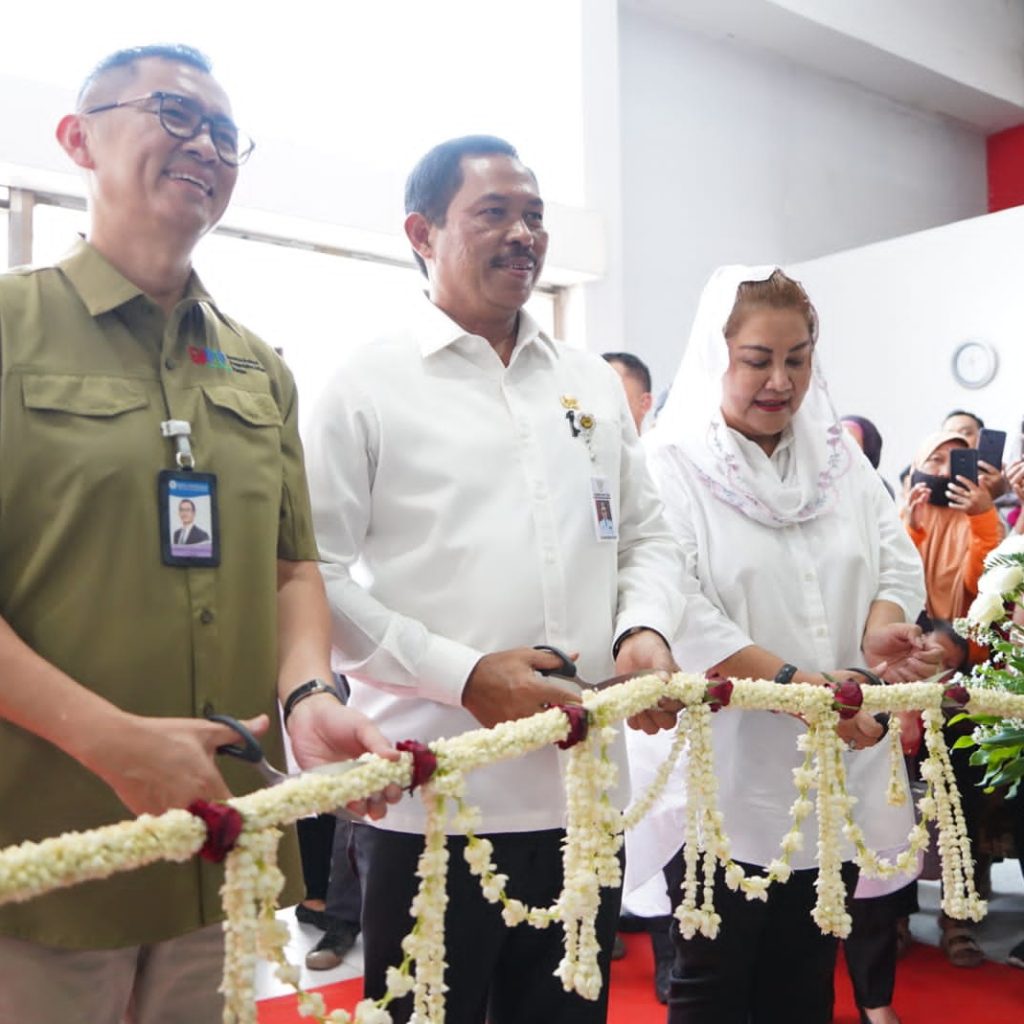 Pj Gubernur Jawa Tengah, Nana Sudjana didampingi Kepala BI Rahmat Dwisaputra dan Wali Kota Semarang Hevearita Gunaryanti Rahayu meresmikan Kios Pandawa Kita di Pasar Kanjengan, Kota Semarang, Rabu (15/11/2023). Foto: Dok. Alan Henry