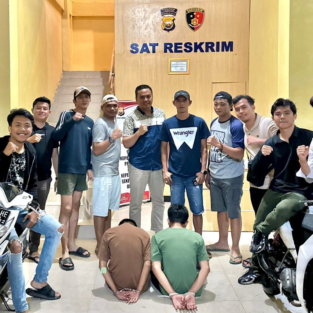 Kedua pelaku curanmor saat diamankan Unit Pidum Satreskrim Polres Lebong. Foto: Istimewa.