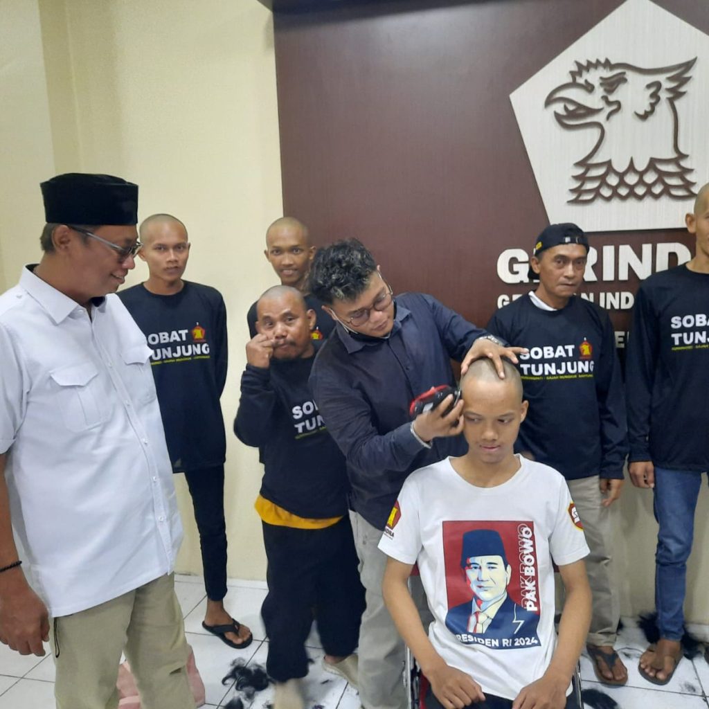 Aksi relawan tim pemenangan Prabowo-Gibran di Kota Semarang. Foto: Istimewa