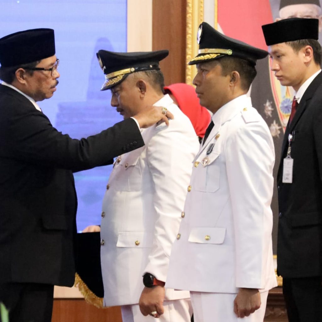 Pj Gubernur Jateng beri pesan ini pada 2 bupati yang baru saja dilantik. Foto: Istimewa