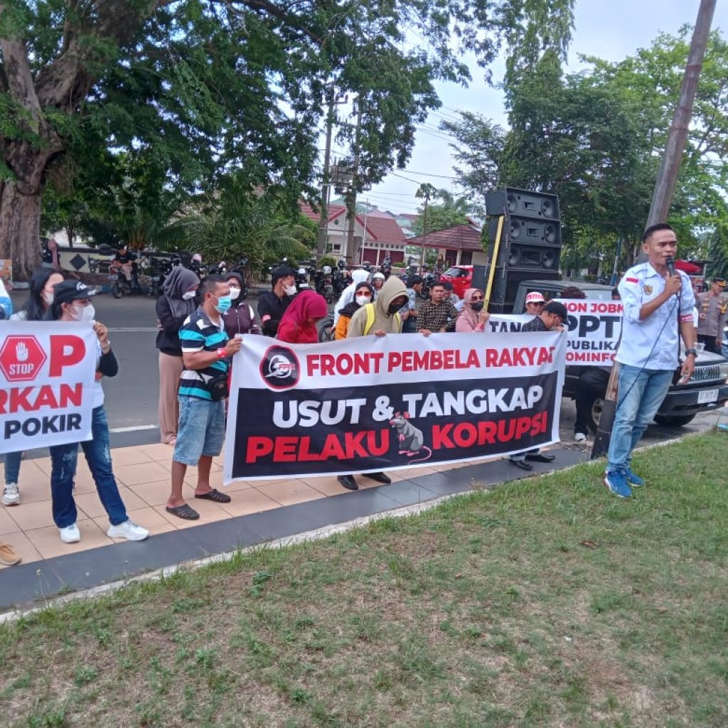 Puluhan massa melakukan aksi damai di depan gedung Kejati Bengkulu dan kantor Diskominfo Provinsi Bengkulu, Selasa (21/11/2023). Foto: Istimewa.