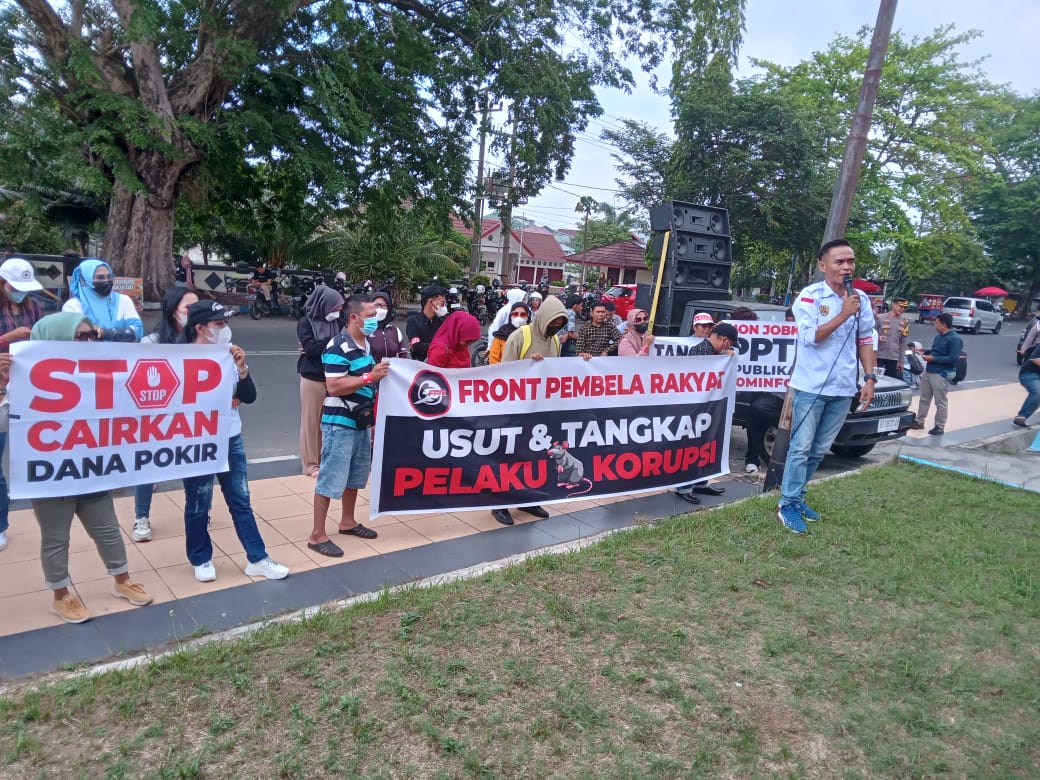 Puluhan massa melakukan aksi damai di depan gedung Kejati Bengkulu dan kantor Diskominfo Provinsi Bengkulu, Selasa (21/11/2023). Foto: Istimewa.