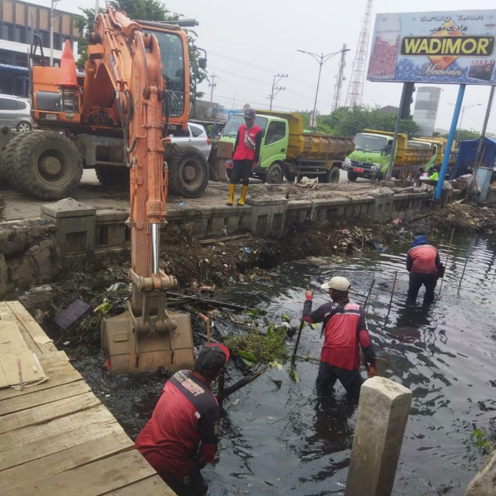 Pembersihan saluran dari RSI s/d pompa Sringin melewati belakang terminal Terboyo pada garis hitam sekitar 1,45 Km.Nuwon. Foto: Istimewa