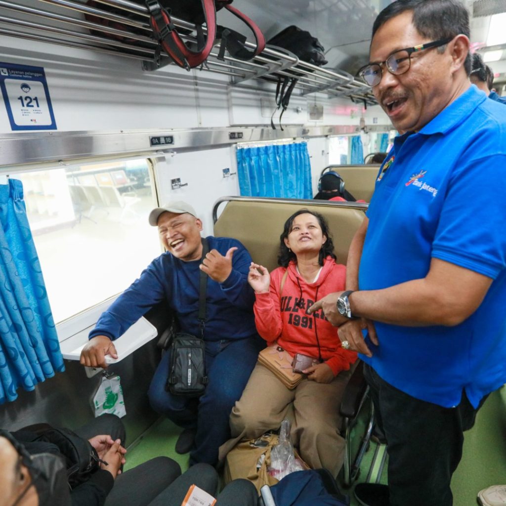 TUTURPEDIA - Lepas Ribuan Pemudik dengan Kereta Api di Stasiun Pasar Senen, Pj Gubernur Jateng Ungkap Tujuan Mudik Gratis
