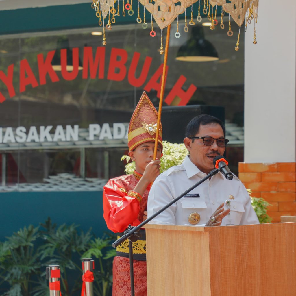 TUTURPEDIA - Buka Gerai RM Payakumbuah di Kota Semarang, PJ Gubernur Jateng: Investasi di Jateng Terus Tumbuh, Pengangguran Terbuka Menurun 