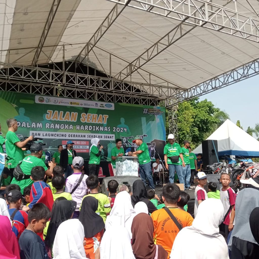 TUTURPEDIA - Puncak Hardiknas, Disdik Blora Gelar Jalan Sehat Bertabur Hadiah Menarik