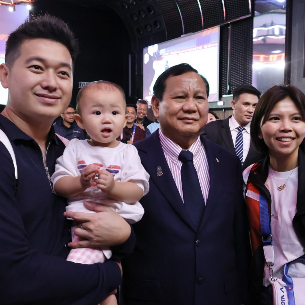 Prabowo bersama Greysia Polii dan keluarga. Foto: Istimewa