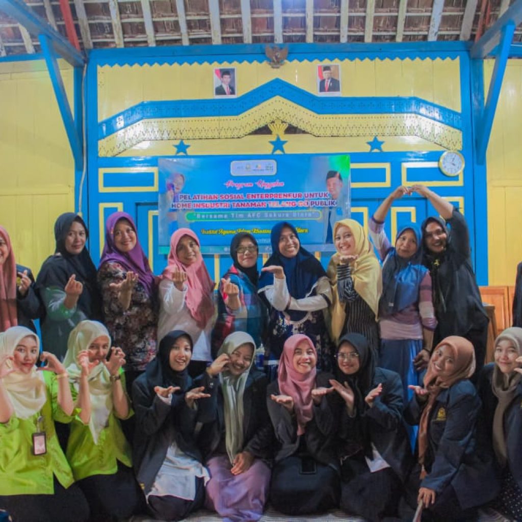 Mahasiswa KKN Khozinatul Ulum mengajarkan ibu-ibu di Desa Bekutuk buat konten. Foto: Istimewa