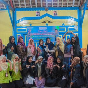Mahasiswa KKN Khozinatul Ulum di Desa Bekutuk Blora Ajari Ibu-ibu Bikin Konten