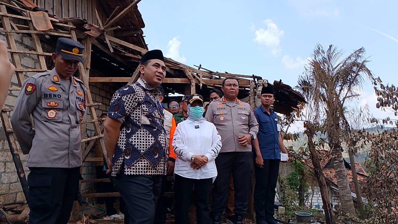 TUTURPEDIA - Pemprov Gelontorkan Bantuan 180 Juta Untuk Korban Kebakaran Sumur Minyak Ilegal Di Blora