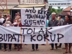 Warga Pati Datangi Kantor Pos, Kirim Surat Untuk  KPK