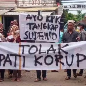 Warga Pati Datangi Kantor Pos, Kirim Surat Untuk  KPK