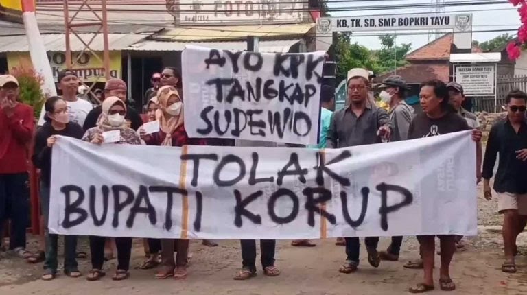 TUTURPEDIA - Warga Pati Datangi Kantor Pos, Kirim Surat Untuk  KPK