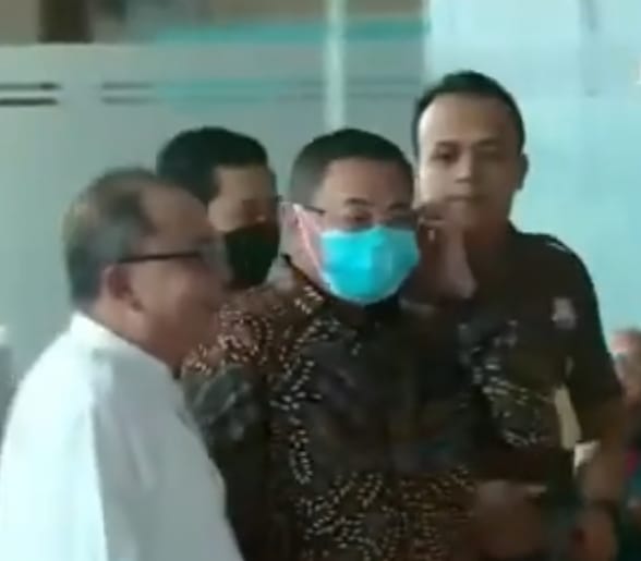 TUTURPEDIA - Kenakan Masker dan Baju Batik, Sudewo Datangi Gedung Merah Putih KPK