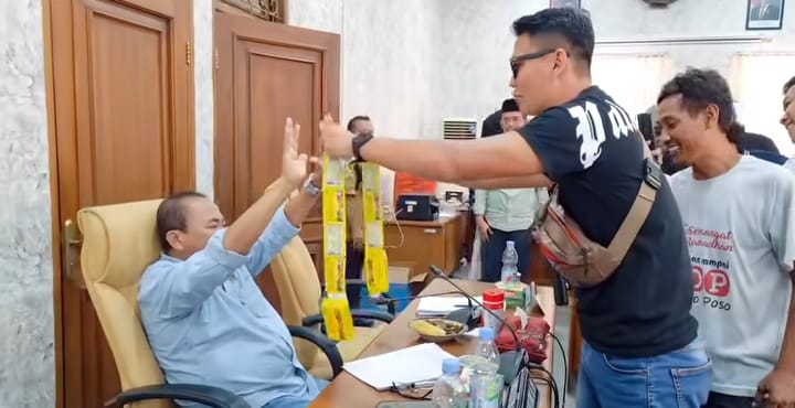 TUTURPEDIA - Cegah Masuk Angin, Masyarakat Pati Bersatu Berikan Jamu Ke Pansus DPRD