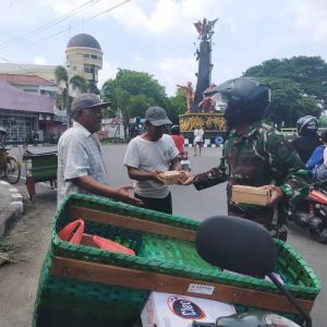 Jumat Berkah, Kodim 0721/Blora Bagikan 95 Paket Makanan untuk Masyarakat
