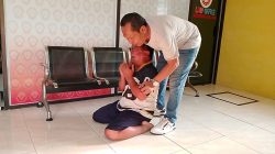 Tangisan Pecah Saat Sukrin Datangi dan Curhat Minta Pertolongan Menyoal Keadilan ke Advokat Sugiyarto