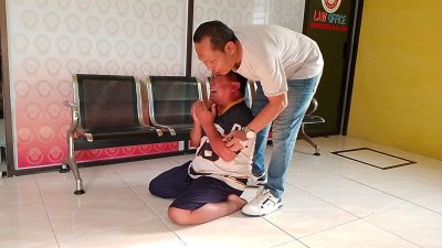 Tangisan Pecah Saat Sukrin Datangi dan Curhat Minta Pertolongan Menyoal Keadilan ke Advokat Sugiyarto