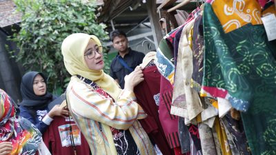 TUTURPEDIA - Batik Pegon Difabel Kebumen Tampil di Panggung Dunia, Nawal Yasin: Karya Luar Biasa dari Tangan Istimewa