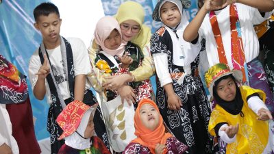 TUTURPEDIA - Batik Pegon Difabel Kebumen Tampil di Panggung Dunia, Nawal Yasin: Karya Luar Biasa dari Tangan Istimewa
