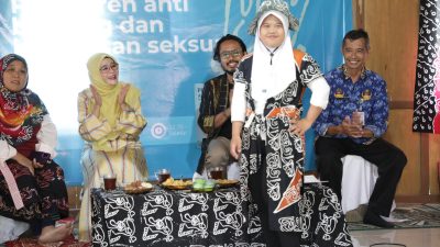 TUTURPEDIA - Batik Pegon Difabel Kebumen Tampil di Panggung Dunia, Nawal Yasin: Karya Luar Biasa dari Tangan Istimewa