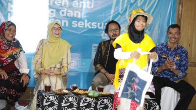 TUTURPEDIA - Batik Pegon Difabel Kebumen Tampil di Panggung Dunia, Nawal Yasin: Karya Luar Biasa dari Tangan Istimewa