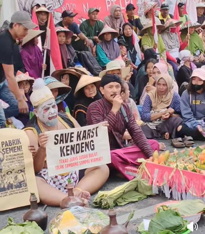 Ratusan Petani Pati Demo di Depan Gedung DPRD, Tuntut Tanah dan Penertiban Tambang Ilegal 4 TUTURPEDIA - Ratusan Petani Pati Demo di Depan Gedung DPRD, Tuntut Tanah dan Penertiban Tambang Ilegal