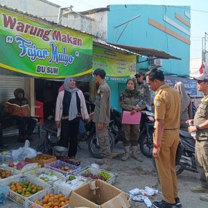 Pasar Lasem ‘Bandel’! Lewati Batas Waktu, Puluhan Pedagang Bahu Jalan Kena Razia Gabungan