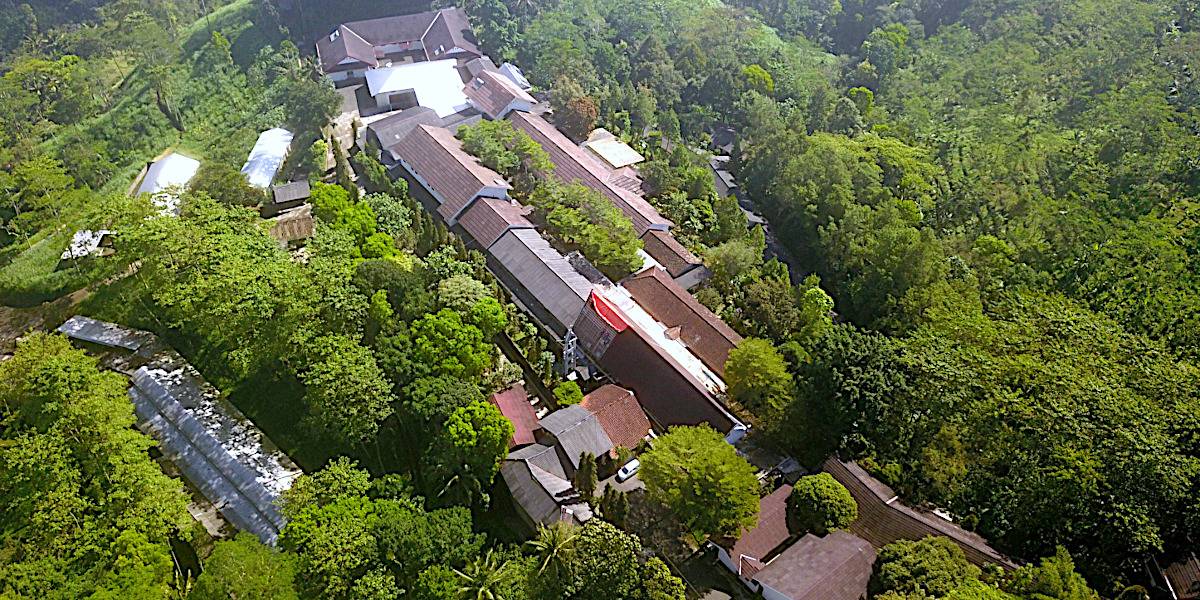 Menepi Sejenak di Rawaseneng: Antara Susu Sapi, Sunyi Pertapaan, dan Doa Jam 3 Pagi 4 TUTURPEDIA - Menepi Sejenak di Rawaseneng: Antara Susu Sapi, Sunyi Pertapaan, dan Doa Jam 3 Pagi