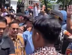 Ricuh di Tengah Sidang Pemakzulan! Massa ‘Aliansi Pati Bersatu’ Nekat Merangsek Masuk DPRD, Polisi Bentuk Barikade Hidup