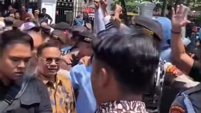Ricuh di Tengah Sidang Pemakzulan! Massa 'Aliansi Pati Bersatu' Nekat Merangsek Masuk DPRD, Polisi Bentuk Barikade Hidup 3 TUTURPEDIA - Ricuh di Tengah Sidang Pemakzulan! Massa 'Aliansi Pati Bersatu' Nekat Merangsek Masuk DPRD, Polisi Bentuk Barikade Hidup