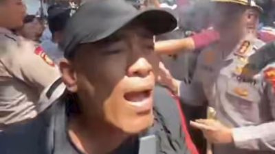 Ricuh di Tengah Sidang Pemakzulan! Massa 'Aliansi Pati Bersatu' Nekat Merangsek Masuk DPRD, Polisi Bentuk Barikade Hidup 4 TUTURPEDIA - Ricuh di Tengah Sidang Pemakzulan! Massa 'Aliansi Pati Bersatu' Nekat Merangsek Masuk DPRD, Polisi Bentuk Barikade Hidup