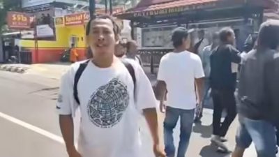 Aku Wartawan, Jangan Dibanting!: Kericuhan di Depan DPRD Pati Menyasar Jurnalis 3 TUTURPEDIA - Aku Wartawan, Jangan Dibanting!: Kericuhan di Depan DPRD Pati Menyasar Jurnalis