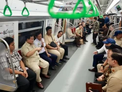 Prabowo Naik KRL dari Manggarai ke Tanah Abang, Disambut Antusias Warga Ajak Foto Bersama